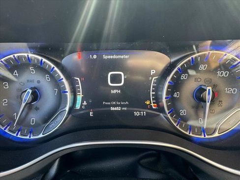 Used 2020 Chrysler Pacifica Limited w/ Tire & Wheel Group FWD image 9