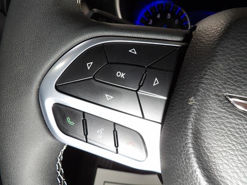 Used 2025 Chrysler Pacifica Select FWD image 23