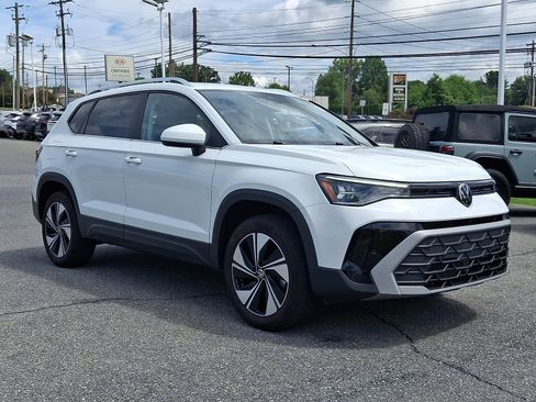 Used 2025 Volkswagen Taos SE AWD/4WD image 3