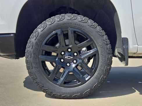 Used 2025 Chevrolet Silverado 1500 Custom Trail Boss AWD/4WD image 12