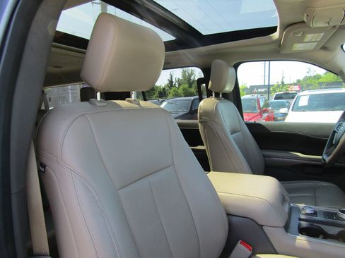 Used 2019 Ford Expedition Max XLT w/ Equipment Group 202A AWD/4WD image 15