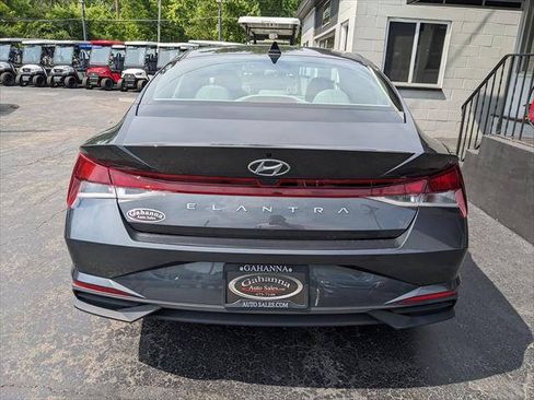 Used 2021 Hyundai Elantra SE FWD image 4