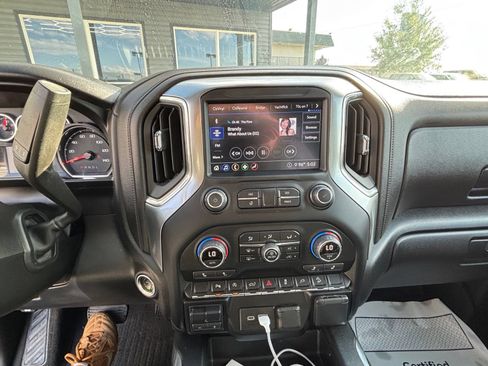 Used 2020 Chevrolet Silverado 1500 LT Trail Boss w/ Midnight Edition AWD/4WD image 12