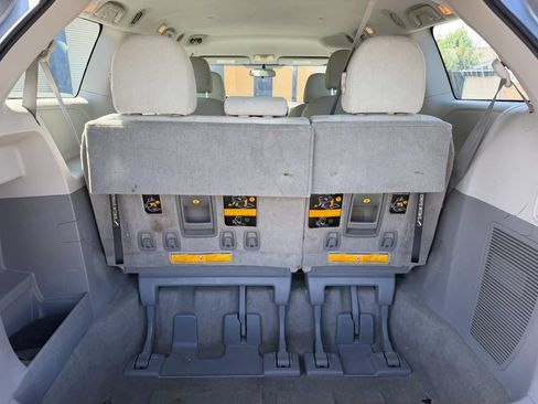 Used 2011 Toyota Sienna w/ Towing Pkg FWD image 14