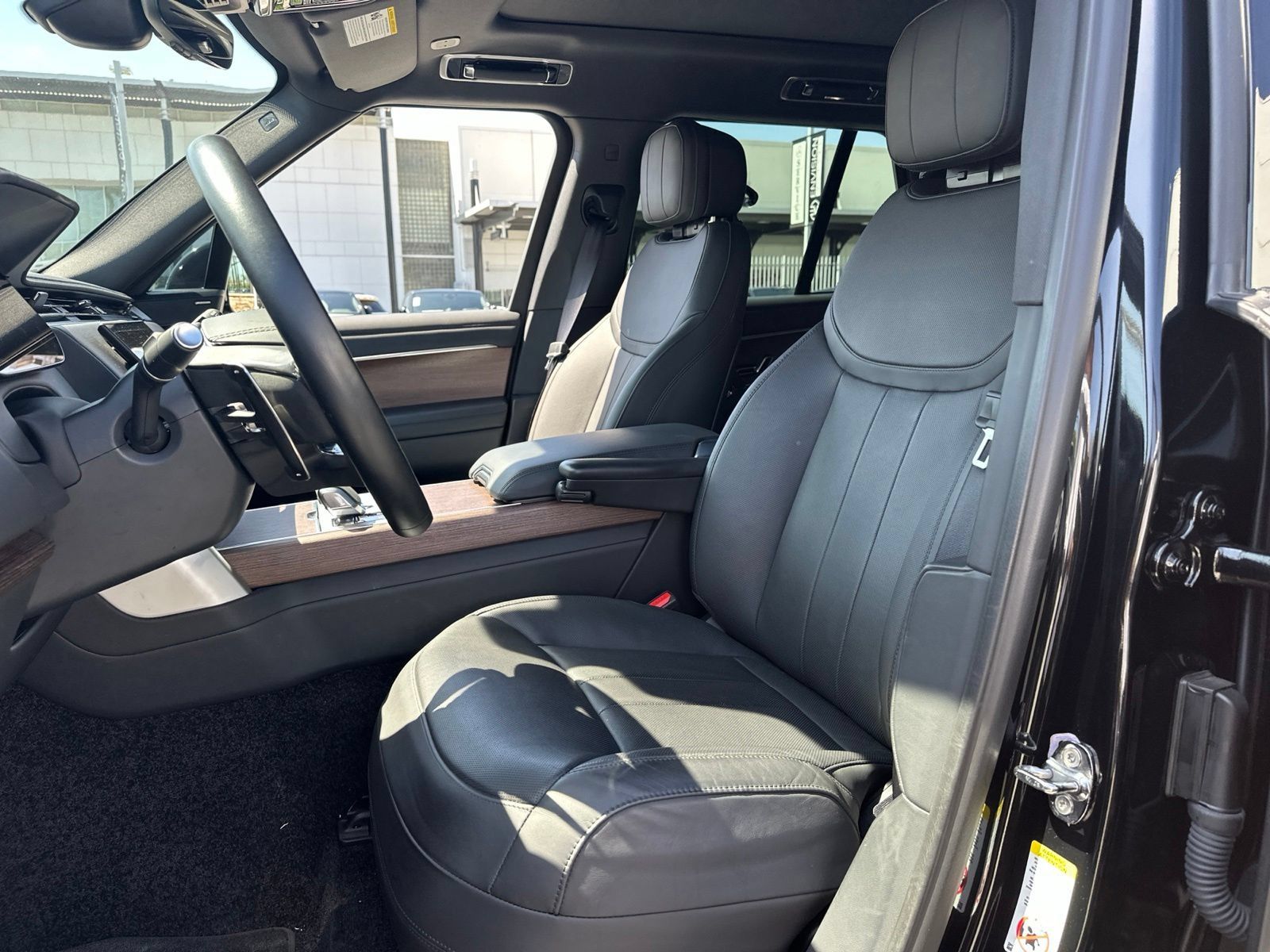 Certified 2025 Land Rover Range Rover SE AWD/4WD image 15