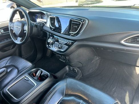 Used 2020 Chrysler Pacifica Touring-L Plus FWD image 38