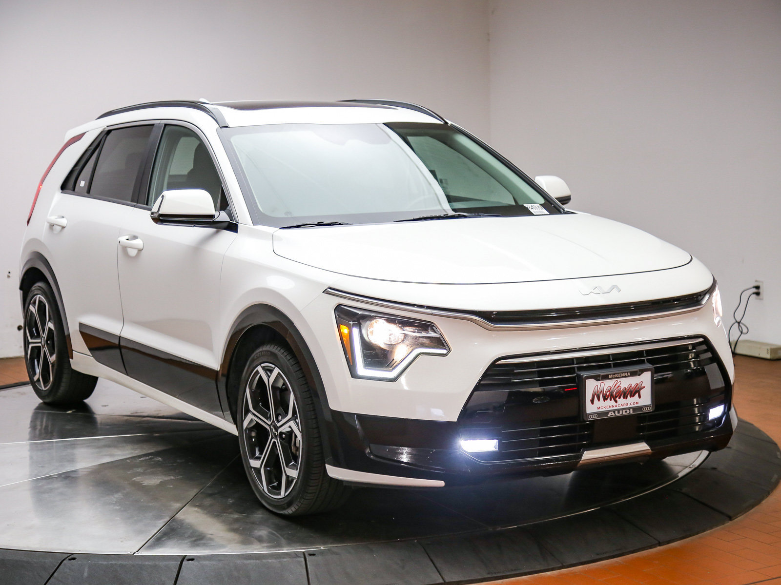 Used 2024 Kia Niro EX Touring FWD image 3