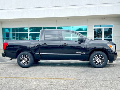 Used 2023 Nissan Titan SV image 3