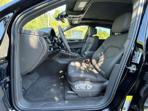 Certified 2025 Porsche Macan image 5