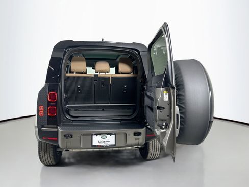 Certified 2025 Land Rover Defender 90 X-Dynamic SE image 22