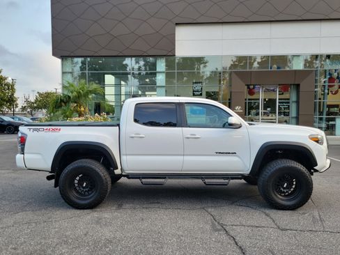 Used 2021 Toyota Tacoma TRD Off-Road w/ Technology Package AWD/4WD image 5