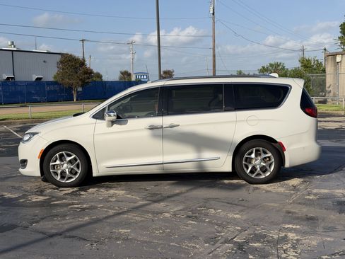 Used 2019 Chrysler Pacifica Limited w/ Advanced Safetytec Group FWD image 11