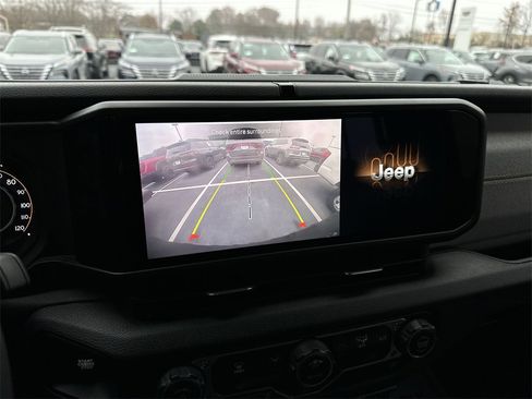 Used 2025 Jeep Wrangler Willys image 17