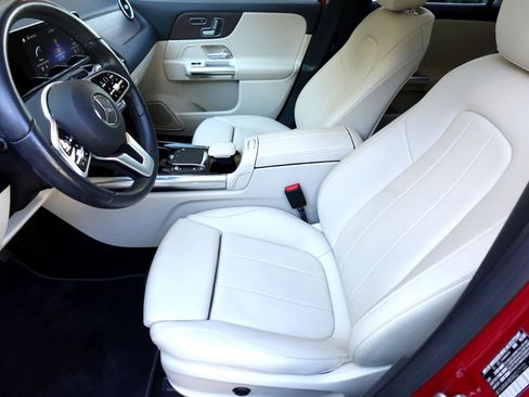Used 2021 Mercedes-Benz GLA 250 4MATIC w/ Premium Package image 9