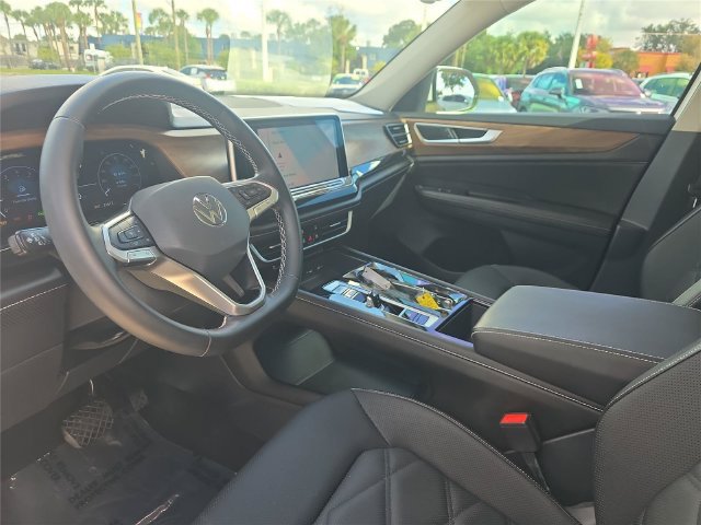 Used 2024 Volkswagen Atlas SE w/ Panoramic Sunroof Package FWD image 16