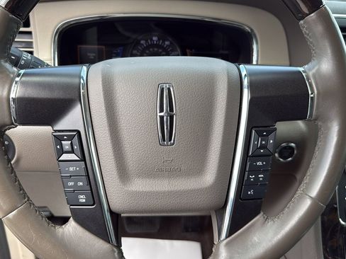 Used 2017 Lincoln Navigator Select RWD image 9