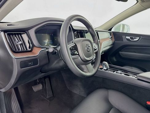 Used 2023 Volvo XC60 B5 Plus image 12