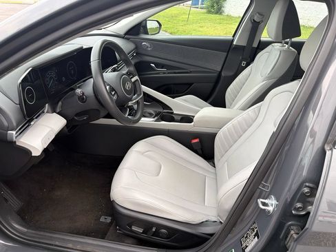Used 2025 Hyundai Elantra Limited FWD image 16