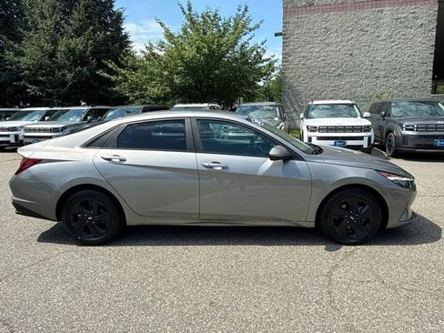 Used 2023 Hyundai Elantra SEL w/ Preferred Accessory Package FWD image 13