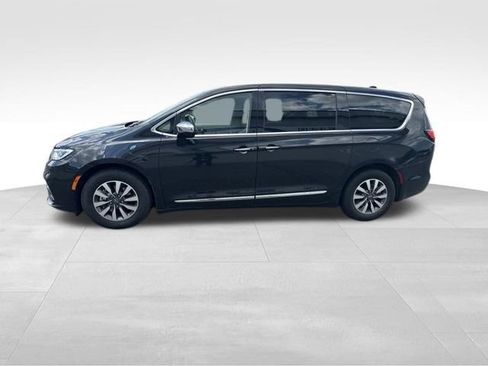 Used 2023 Chrysler Pacifica Limited FWD image 3