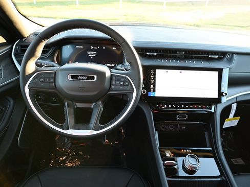 New 2026 Jeep Grand Cherokee Limited AWD/4WD image 17