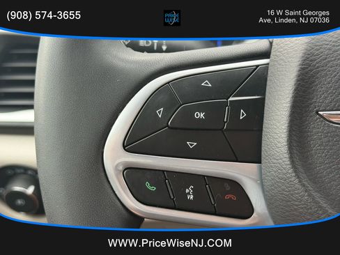 Used 2022 Chrysler Pacifica Touring-L image 12