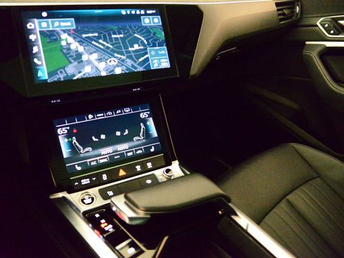 Used 2022 Audi e-tron Premium w/ Convenience Plus Package image 28