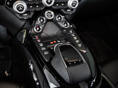 Used 2020 Aston Martin V8 Vantage Coupe RWD image 25