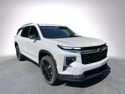 Used 2025 Chevrolet Traverse LT image 2