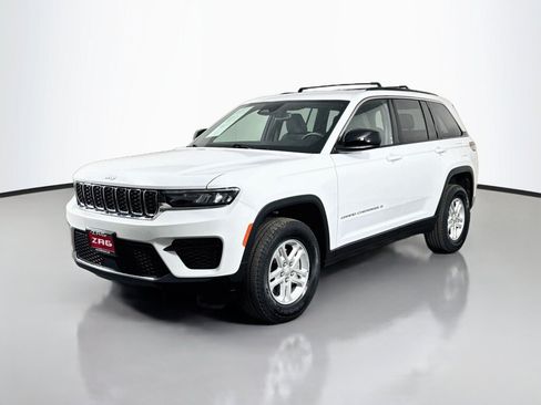 Used 2024 Jeep Grand Cherokee Laredo AWD/4WD image 1