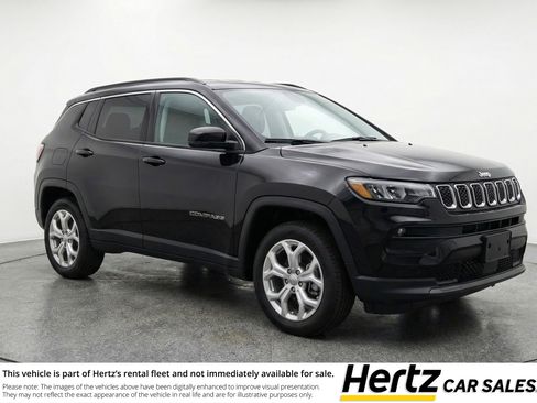 Used 2025 Jeep Compass Latitude AWD/4WD image 1