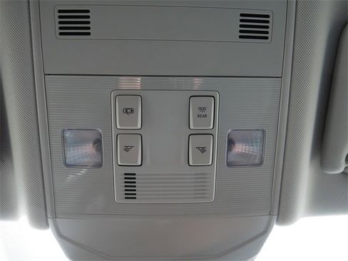 Certified 2025 Volkswagen Jetta SE image 36