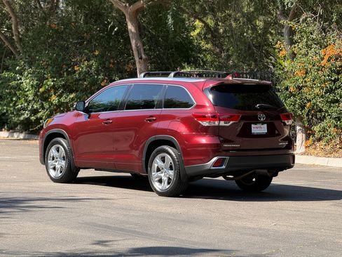 Used 2017 Toyota Highlander Limited w/ Preferred Accessory Package AWD/4WD image 5
