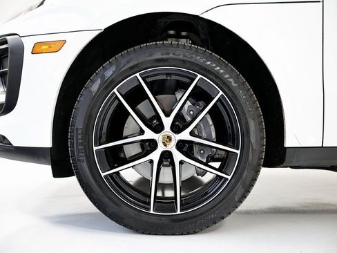 Certified 2025 Porsche Macan AWD/4WD image 13