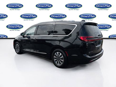 Used 2021 Chrysler Pacifica Limited w/ Uconnect Theater Family Group FWD image 5