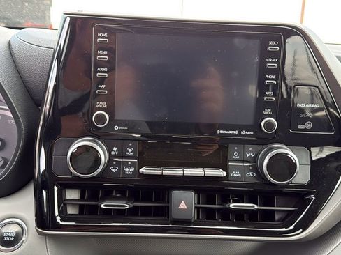 Used 2022 Toyota Highlander LE image 9