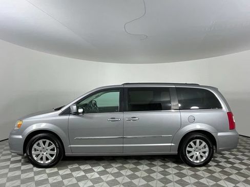 Used 2016 Chrysler Town & Country Touring FWD image 7