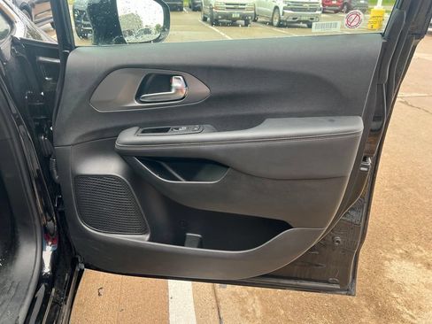Used 2025 Chrysler Pacifica Select FWD image 17