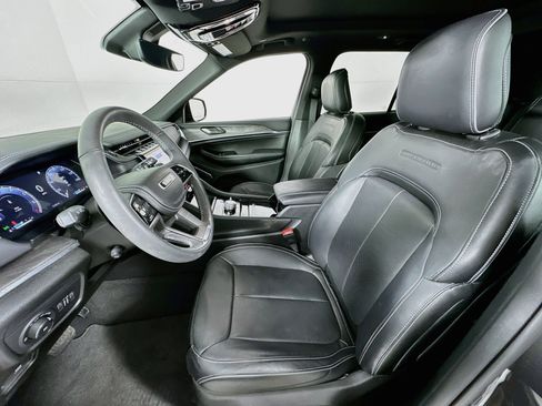 Used 2023 Jeep Grand Cherokee Overland AWD/4WD image 22