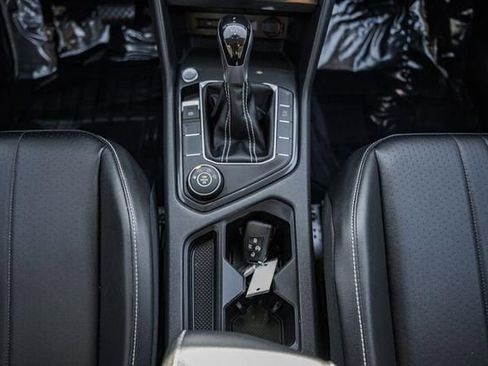 Used 2022 Volkswagen Tiguan SE w/ Panoramic Sunroof Package image 26