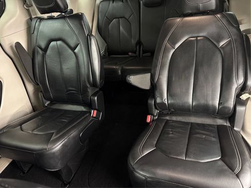 Used 2022 Chrysler Pacifica Touring-L FWD image 46