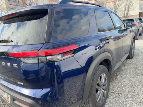 Used 2025 Nissan Pathfinder SV image 6