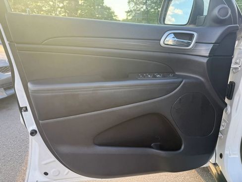 Used 2019 Jeep Grand Cherokee Laredo RWD image 9