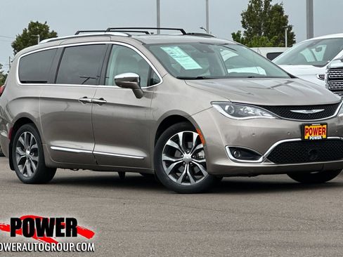 Used 2017 Chrysler Pacifica Limited FWD image 1