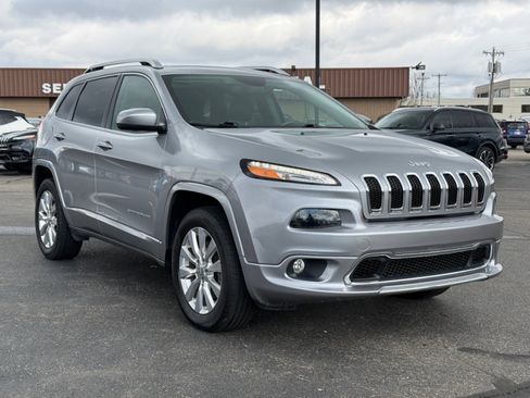 Used 2017 Jeep Cherokee Overland AWD/4WD image 2