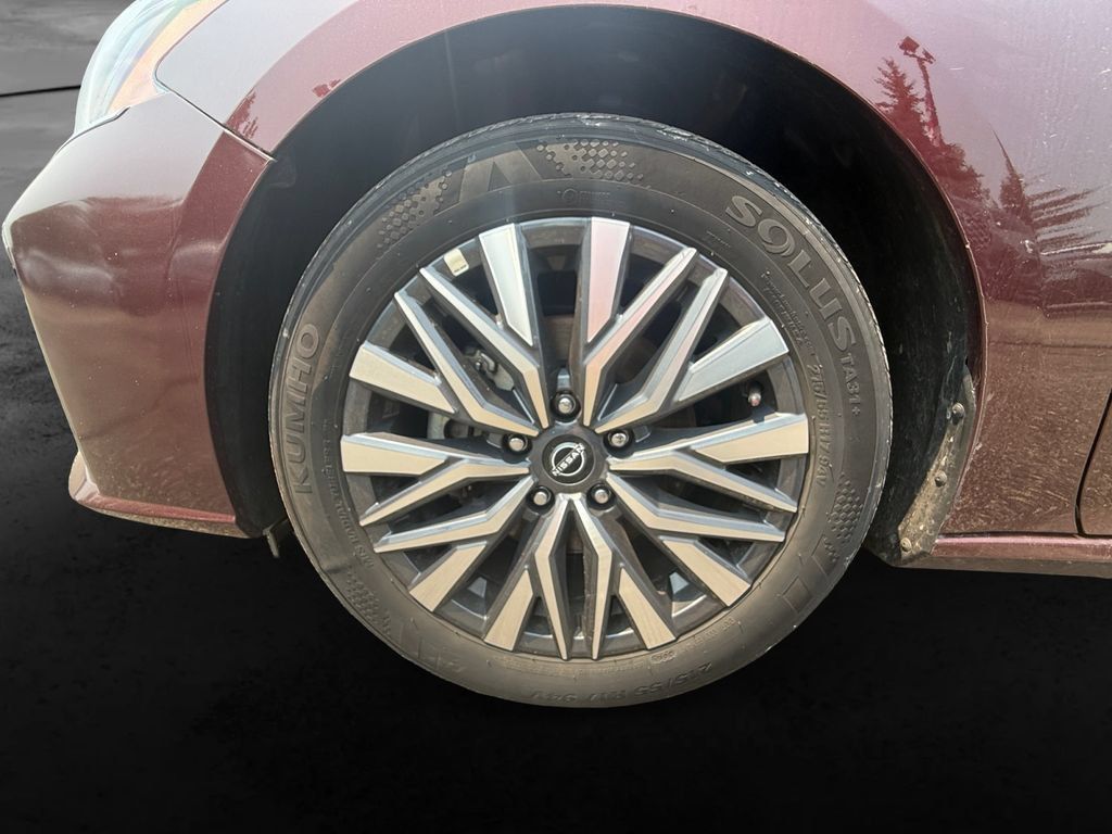 Used 2025 Nissan Altima 2.5 SV FWD image 12