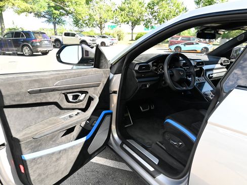 Used 2024 Lamborghini Urus Performante AWD/4WD image 15