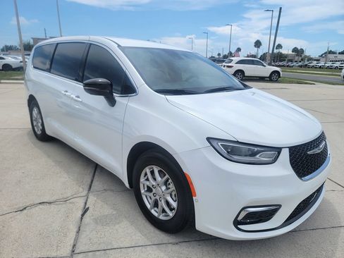 Used 2026 Chrysler Pacifica Select FWD image 8