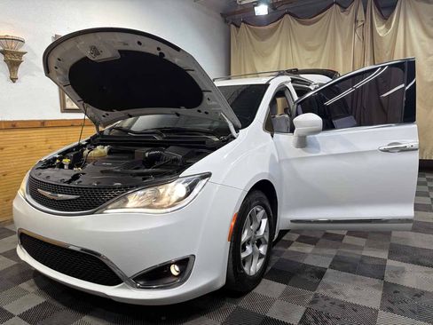 Used 2017 Chrysler Pacifica Touring-L Plus w/ Tire & Wheel Group FWD image 11
