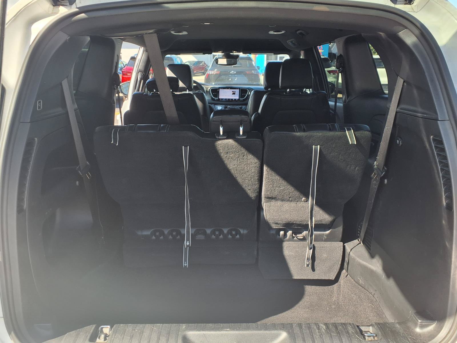 Used 2025 Chrysler Pacifica Select FWD image 9